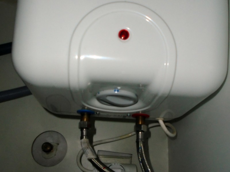 Iz bojlera kaplje braonkasta tečnost